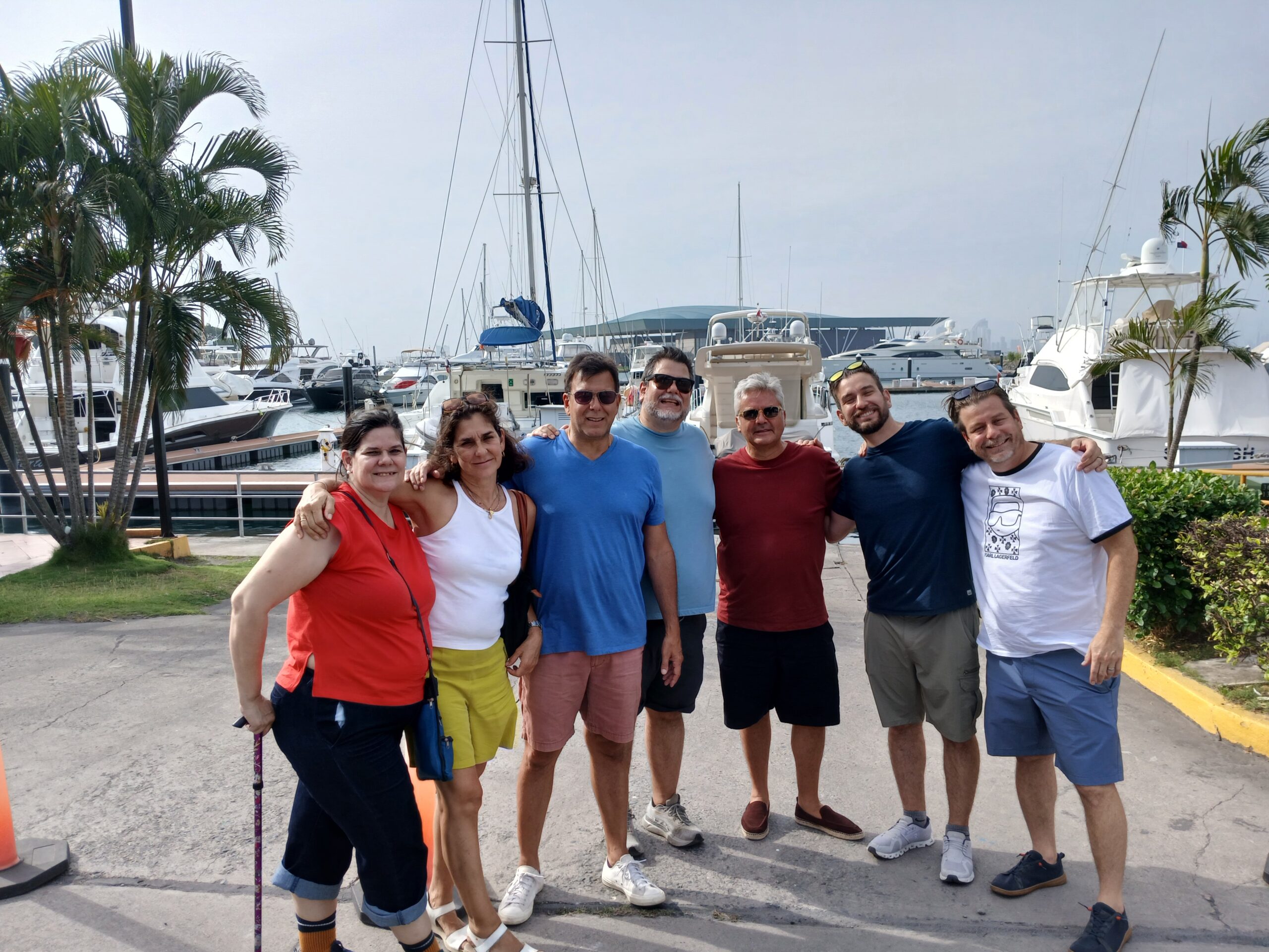 Visitantes recorriendo el Causeway de Amador en Ciudad de Panamá