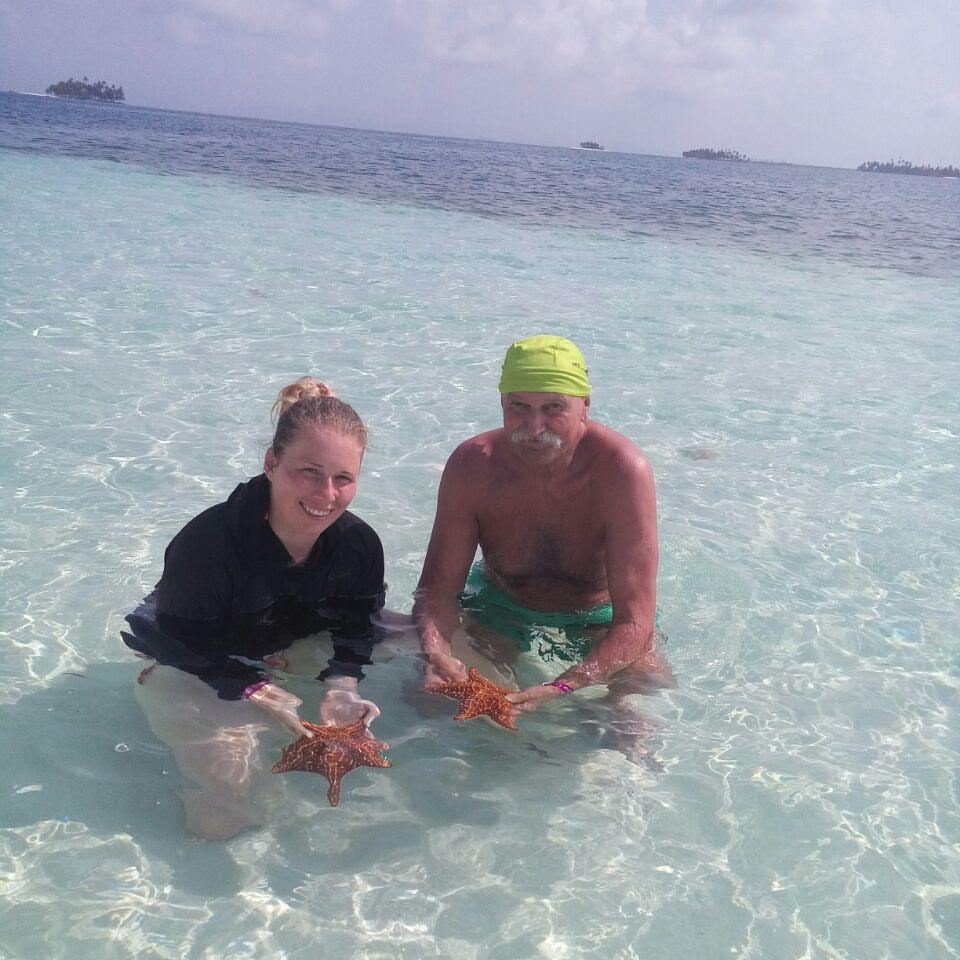 Visitantes disfrutando las aguas de San Blas